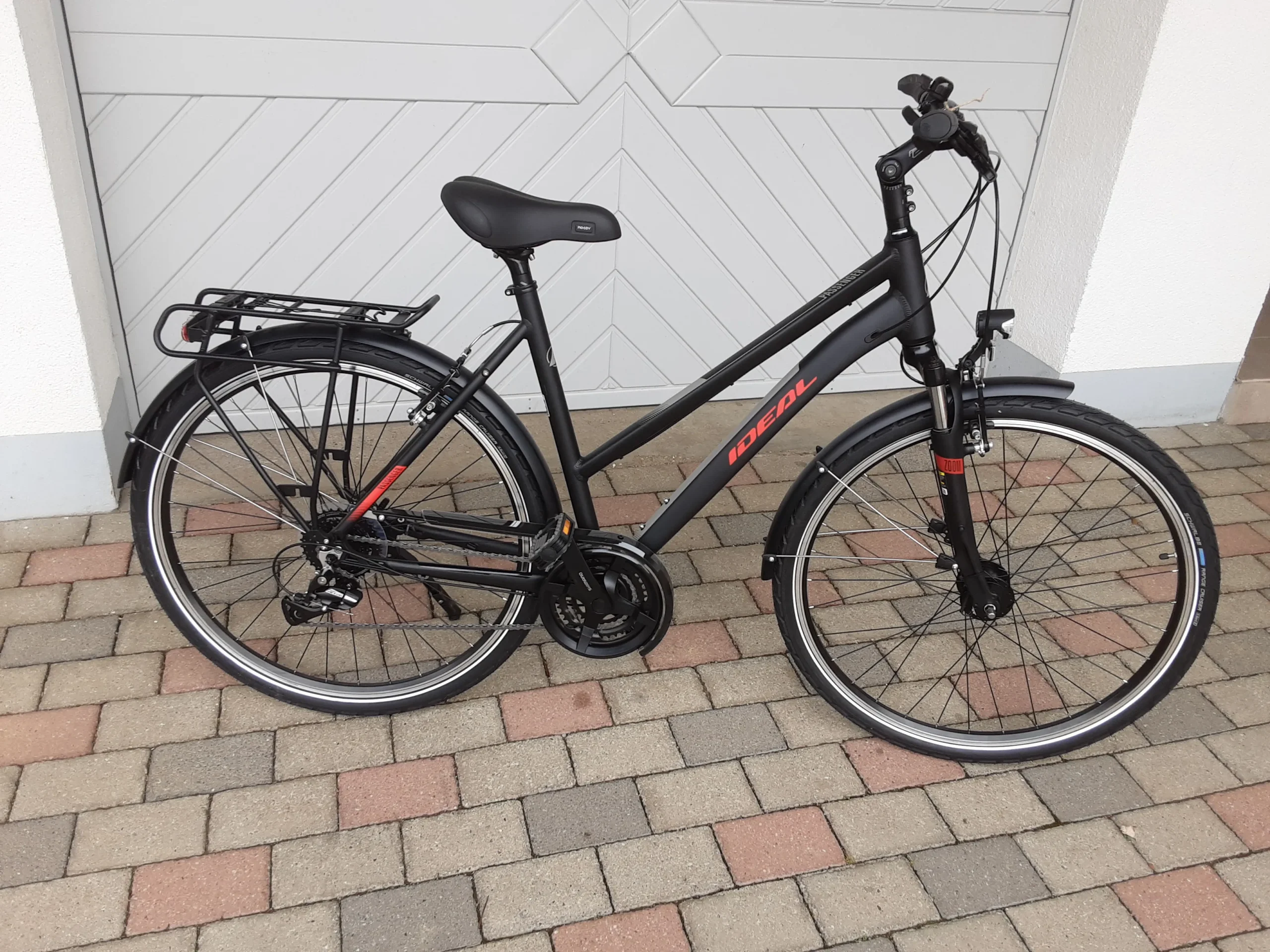 Produktbild Ideal , schlankes schwarzes Fahrrad mit Gepäckträger